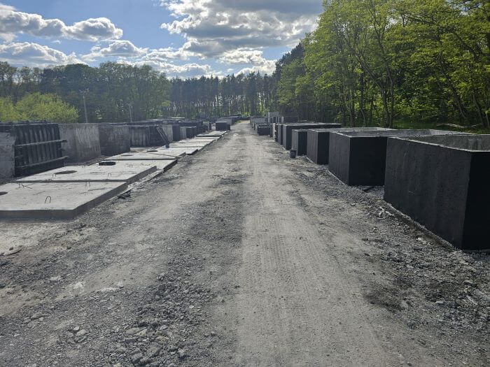 Plac z gotowymi szambami betonowymi Legnica w różnych rozmiarach